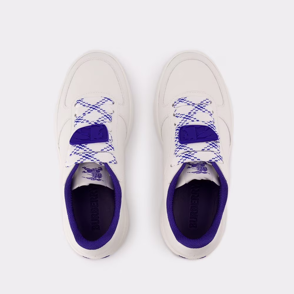 Tenis Burberry de Piel Blancos con Suela de Goma y Detalles Morados - Image 2