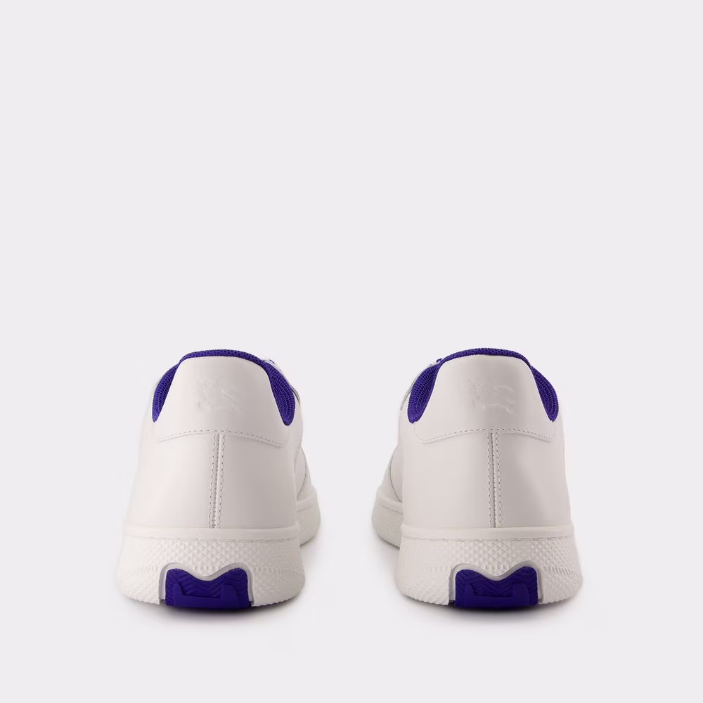Tenis Burberry de Piel Blancos con Suela de Goma y Detalles Morados - Image 3