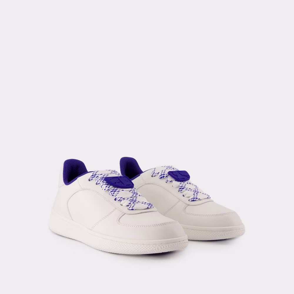 Tenis Burberry de Piel Blancos con Suela de Goma y Detalles Morados - Image 4